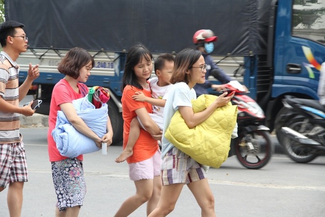 Dân chung cư Carina Plaza lâm cảnh 'màn trời chiếu đất' sau vụ cháy - ảnh 3