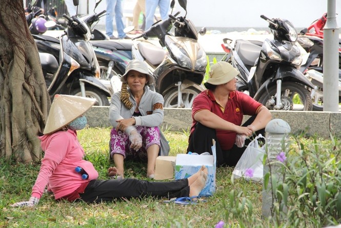 Dân chung cư Carina Plaza lâm cảnh 'màn trời chiếu đất' sau vụ cháy - ảnh 5