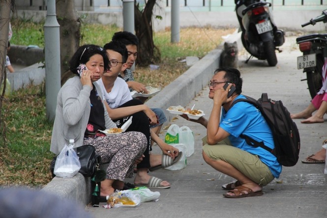 Dân chung cư Carina Plaza lâm cảnh 'màn trời chiếu đất' sau vụ cháy - ảnh 7