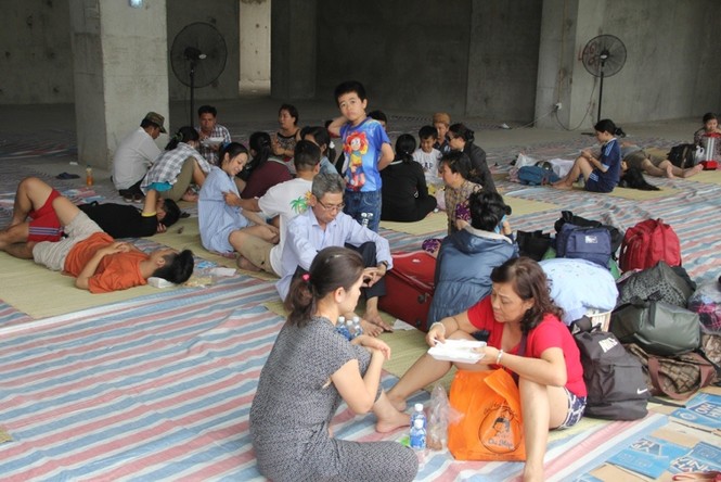 Dân chung cư Carina Plaza lâm cảnh 'màn trời chiếu đất' sau vụ cháy - ảnh 8