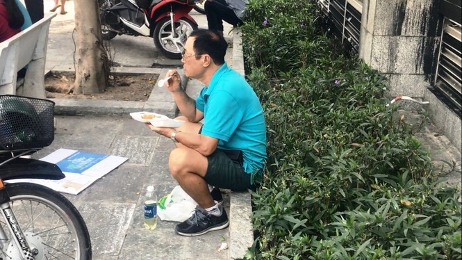 Dân chung cư Carina Plaza lâm cảnh 'màn trời chiếu đất' sau vụ cháy - ảnh 9