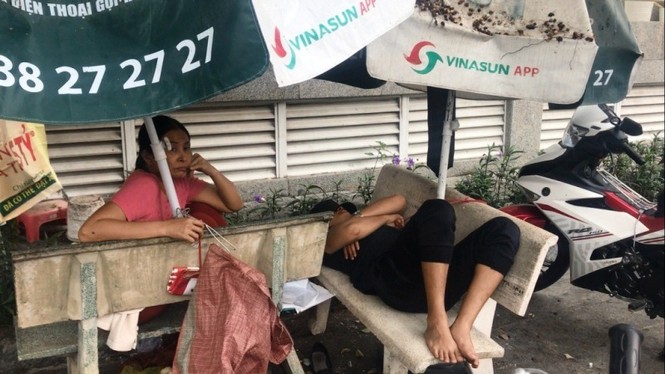 Dân chung cư Carina Plaza lâm cảnh 'màn trời chiếu đất' sau vụ cháy - ảnh 11