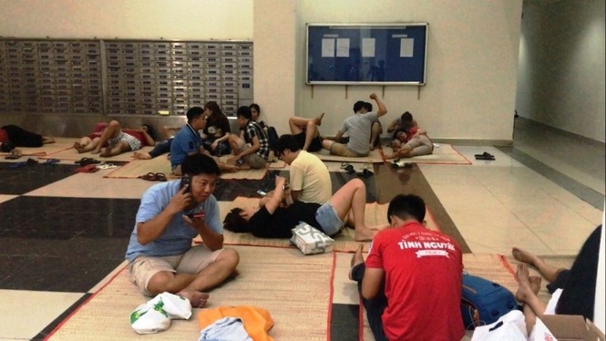 Dân chung cư Carina Plaza lâm cảnh 'màn trời chiếu đất' sau vụ cháy - ảnh 13