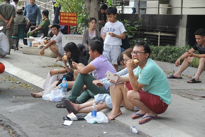 Hiện trường vụ cháy chung cư làm 13 người chết ở Sài Gòn - ảnh 13