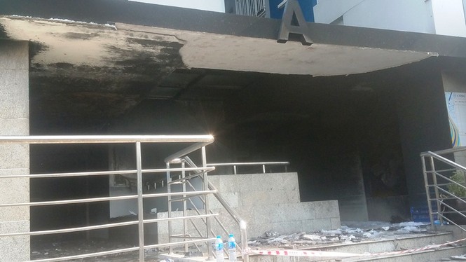Hiện trường vụ cháy chung cư làm 13 người chết ở Sài Gòn - ảnh 10