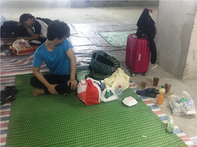 Đêm không nhà của cư dân chung cư sau vụ cháy kinh hoàng - ảnh 2