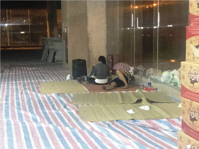 Đêm không nhà của cư dân chung cư sau vụ cháy kinh hoàng - ảnh 4