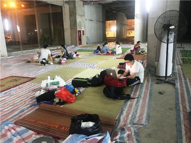 Đêm không nhà của cư dân chung cư sau vụ cháy kinh hoàng - ảnh 5