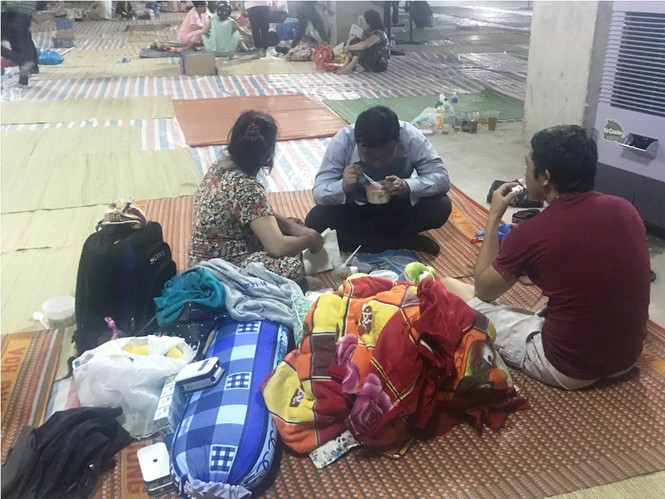 Đêm không nhà của cư dân chung cư sau vụ cháy kinh hoàng - ảnh 6