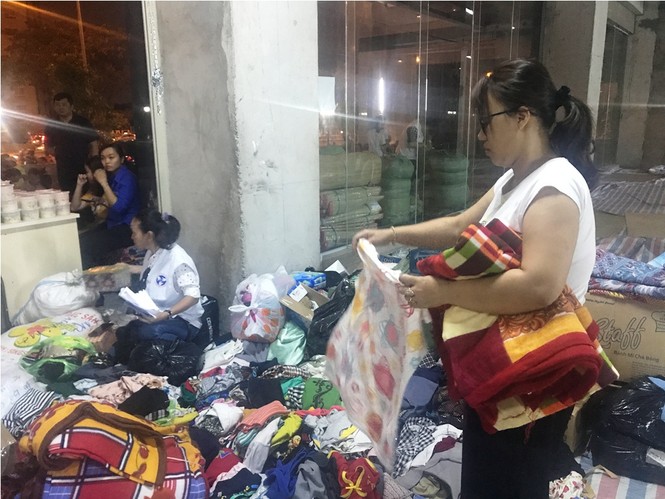 Đêm không nhà của cư dân chung cư sau vụ cháy kinh hoàng - ảnh 7