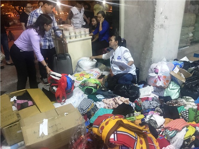 Đêm không nhà của cư dân chung cư sau vụ cháy kinh hoàng - ảnh 8