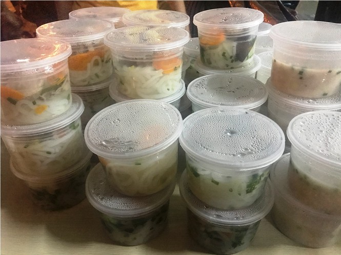 Đêm không nhà của cư dân chung cư sau vụ cháy kinh hoàng - ảnh 9