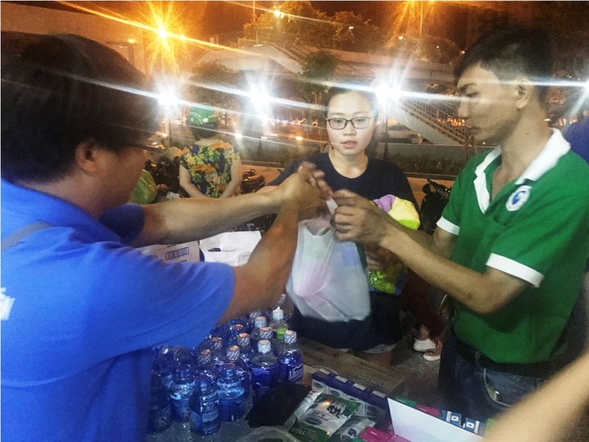 Đêm không nhà của cư dân chung cư sau vụ cháy kinh hoàng - ảnh 10