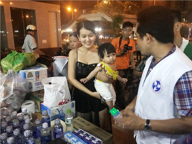 Đêm không nhà của cư dân chung cư sau vụ cháy kinh hoàng - ảnh 11