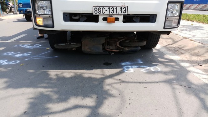 Bị xe tải kéo lê 20 mét, người phụ nữ tử vong - ảnh 1