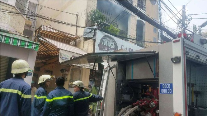 Giải cứu người đàn ông trong căn nhà bốc cháy ở Sài Gòn - ảnh 1