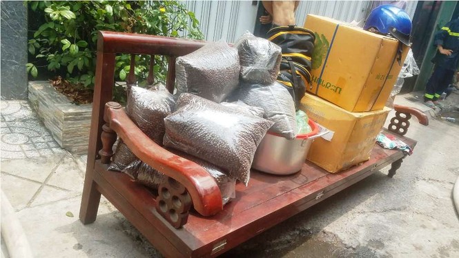 Giải cứu người đàn ông trong căn nhà bốc cháy ở Sài Gòn - ảnh 2
