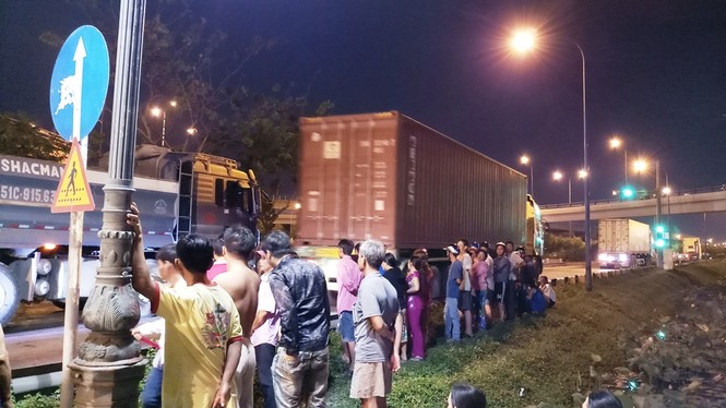 Bị xe ben kéo lê hơn 10m, hai vợ chồng thương vong - ảnh 1