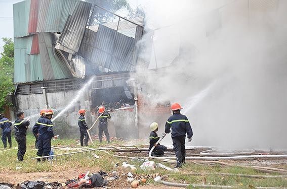Cháy xưởng sản xuất keo - ảnh 4