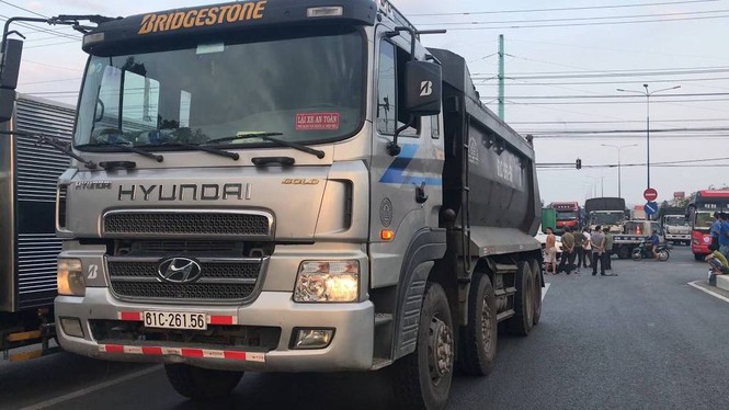Nam bảo vệ bị xe ben kéo lê tử vong - ảnh 1