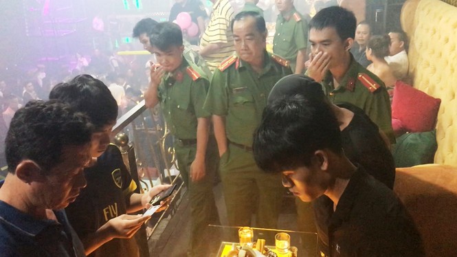 Bên trong quán bar Sài Gòn bị đột kích phát hiện dân chơi phê ma tuý - ảnh 4