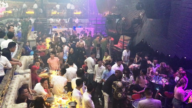 Bên trong quán bar Sài Gòn bị đột kích phát hiện dân chơi phê ma tuý - ảnh 1