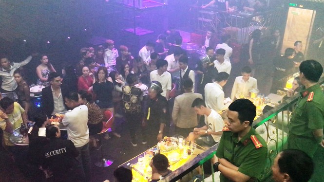 Bên trong quán bar Sài Gòn bị đột kích phát hiện dân chơi phê ma tuý - ảnh 3