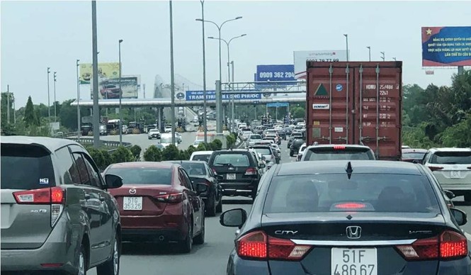 Dân ùn ùn đi nghỉ lễ, TPHCM kẹt xe kinh hoàng - ảnh 6