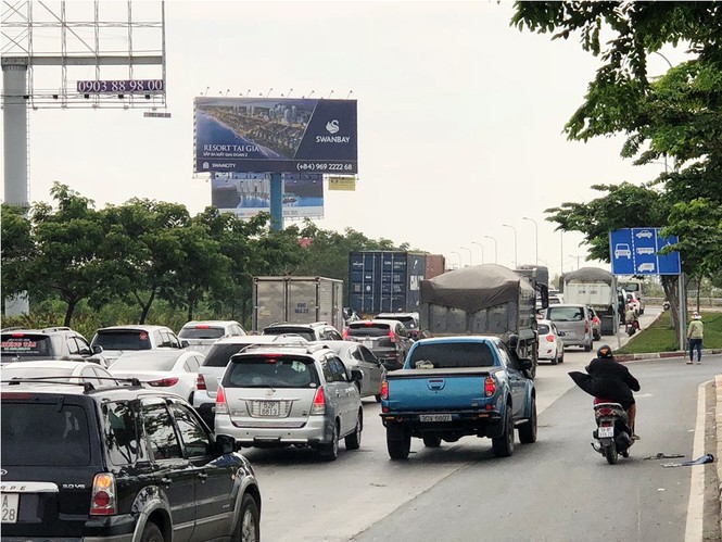 Dân ùn ùn đi nghỉ lễ, TPHCM kẹt xe kinh hoàng - ảnh 2