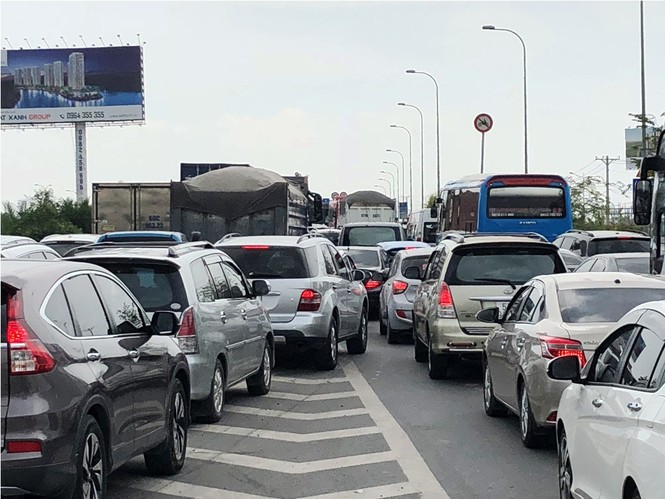 Dân ùn ùn đi nghỉ lễ, TPHCM kẹt xe kinh hoàng - ảnh 3