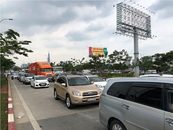 Dân ùn ùn đi nghỉ lễ, TPHCM kẹt xe kinh hoàng - ảnh 1