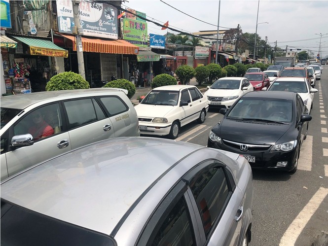 Dân ùn ùn đi nghỉ lễ, TPHCM kẹt xe kinh hoàng - ảnh 5