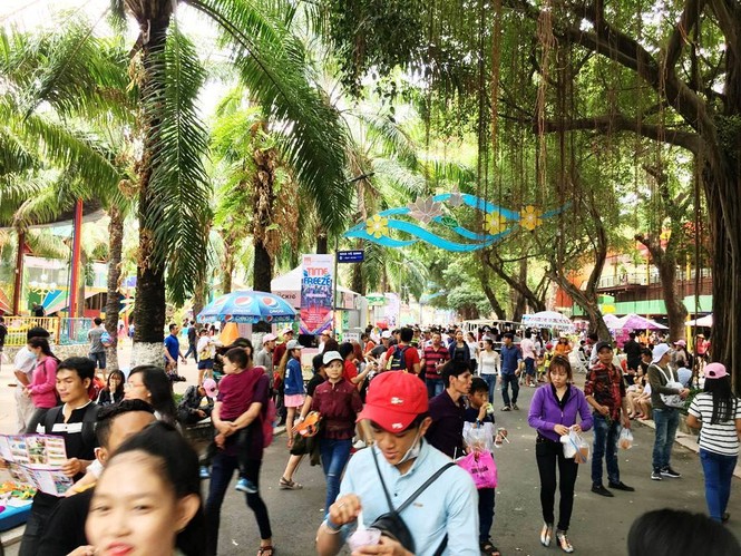Người Sài Gòn đổ xô đi công viên 'trốn nắng' ngày lễ 30/4 - ảnh 1