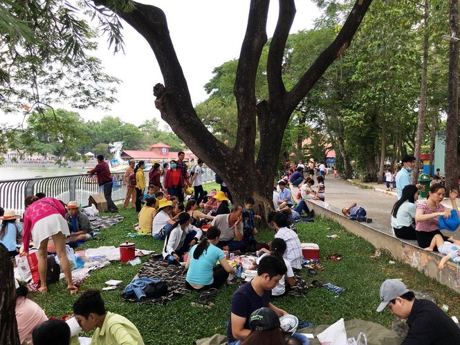 Người Sài Gòn đổ xô đi công viên 'trốn nắng' ngày lễ 30/4 - ảnh 14