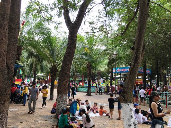 Người Sài Gòn đổ xô đi công viên 'trốn nắng' ngày lễ 30/4 - ảnh 15