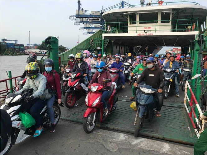 Trở lại Sài Gòn sau kỳ nghỉ lễ, phà Cát Lái kẹt xe kinh hoàng - ảnh 2
