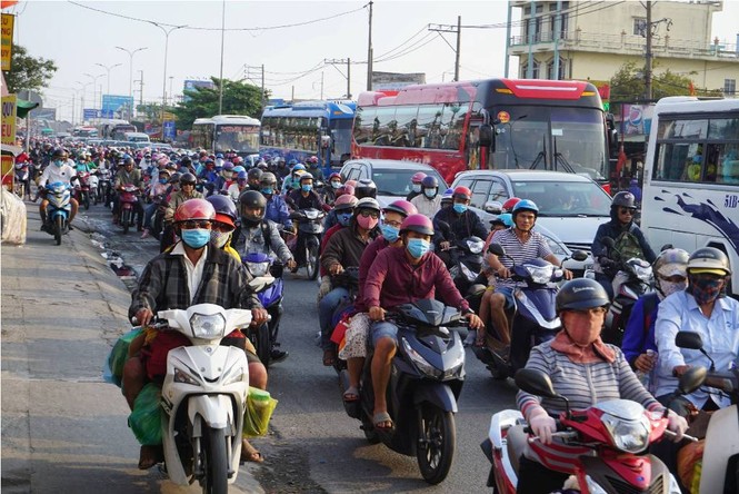 Trở lại Sài Gòn sau kỳ nghỉ lễ, phà Cát Lái kẹt xe kinh hoàng - ảnh 1