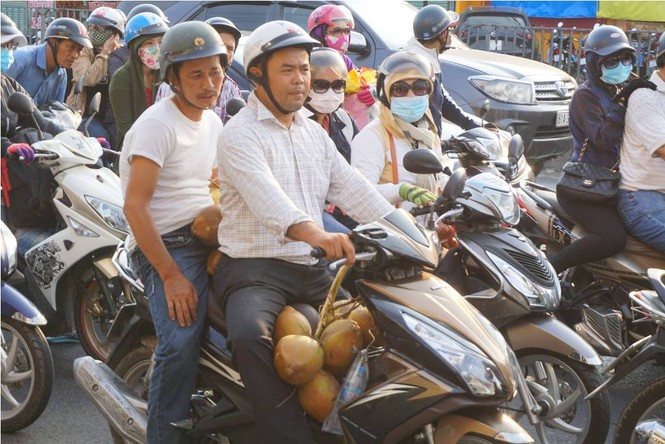 Trở lại Sài Gòn sau kỳ nghỉ lễ, phà Cát Lái kẹt xe kinh hoàng - ảnh 4