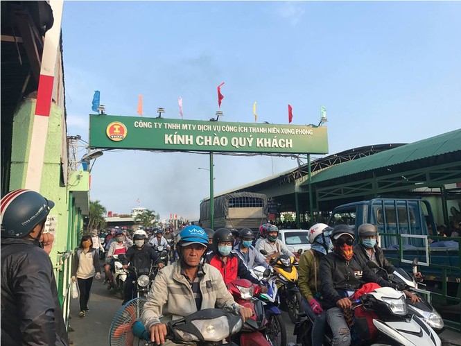 Trở lại Sài Gòn sau kỳ nghỉ lễ, phà Cát Lái kẹt xe kinh hoàng - ảnh 3