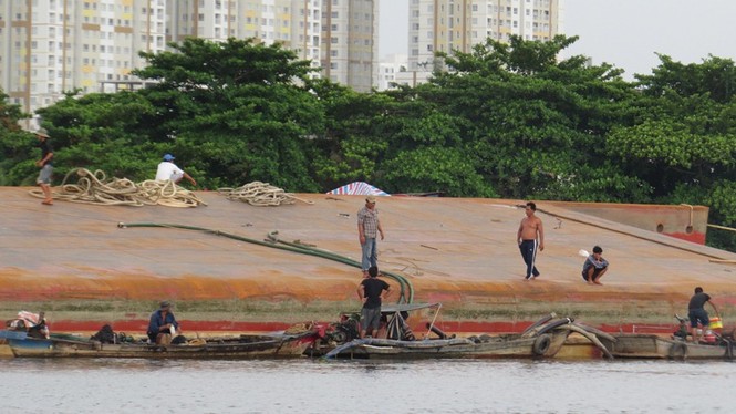 Trục vớt sà lan lật úp trên sông Sài Gòn - ảnh 1