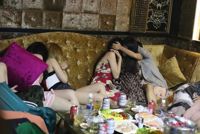 Hàng chục tiếp viên múa khiêu dâm trong nhà hàng trung tâm Sài Gòn - ảnh 15