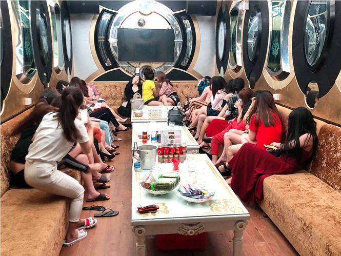 Bên trong hai nhà hàng thác loạn ở trung tâm Sài Gòn - ảnh 2
