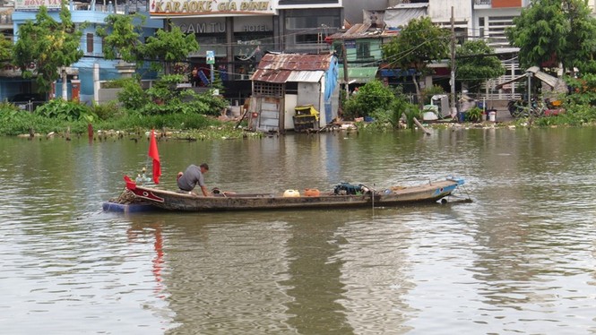 Ghe hơn 100 tấn chìm ở Sài Gòn, 3 người thoát chết - ảnh 1