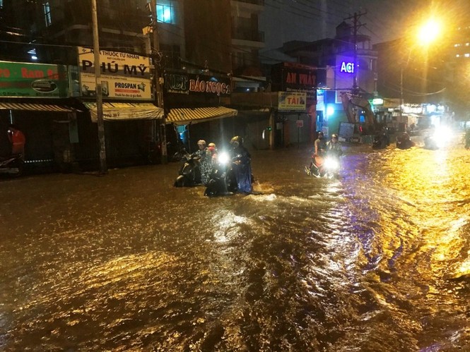 Sài Gòn ngập kinh hoàng, nước lênh láng tràn vào nhà dân - ảnh 3