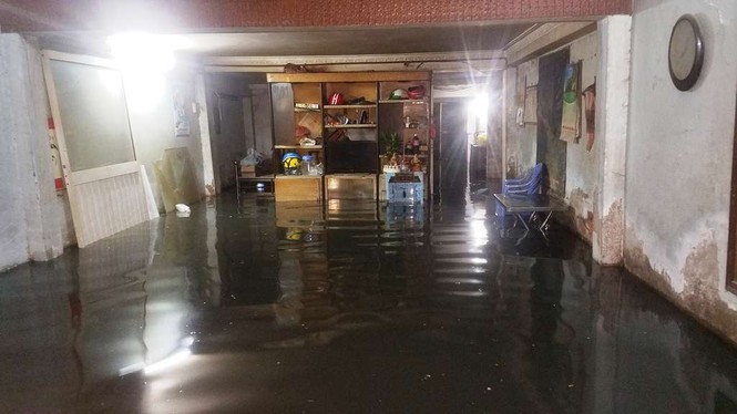 Sài Gòn ngập kinh hoàng, nước lênh láng tràn vào nhà dân - ảnh 16