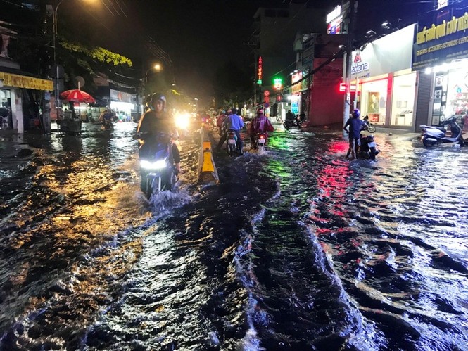 Sài Gòn ngập kinh hoàng, nước lênh láng tràn vào nhà dân - ảnh 2