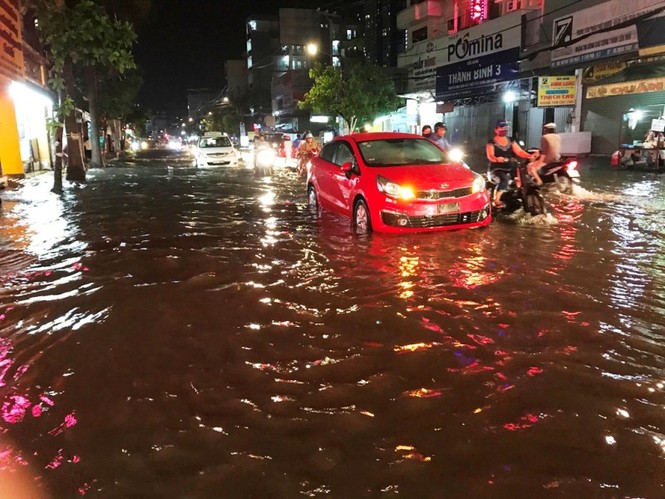 Sài Gòn ngập kinh hoàng, nước lênh láng tràn vào nhà dân - ảnh 4
