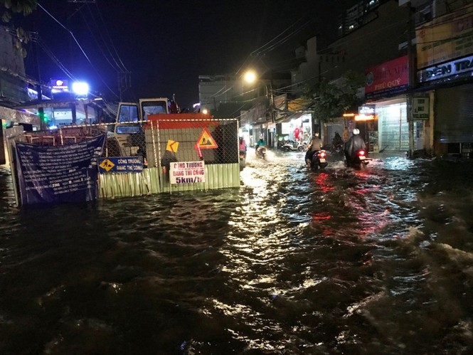 Sài Gòn ngập kinh hoàng, nước lênh láng tràn vào nhà dân - ảnh 5
