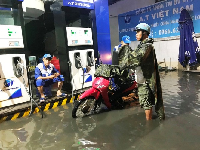 Sài Gòn ngập kinh hoàng, nước lênh láng tràn vào nhà dân - ảnh 7