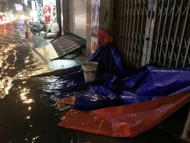 Sài Gòn ngập kinh hoàng, nước lênh láng tràn vào nhà dân - ảnh 6